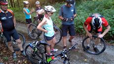 petite halte forc&eacute;e, une crevaison pour Evelyne, c'est le m&eacute;cano qui s'y colle !