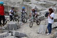 Camille se lance sous le regard des copains