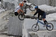 Tom cherche a &eacute;pater les filles !