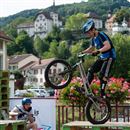 &eacute;quilibre sur la roue arri&egrave;re... avant de sauter 
