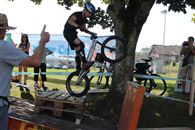 Mathis, cat. Minimes, s'appr&ecirc;te &agrave; sauter sur ce plateau orange de quelques centim&egrave;tres 