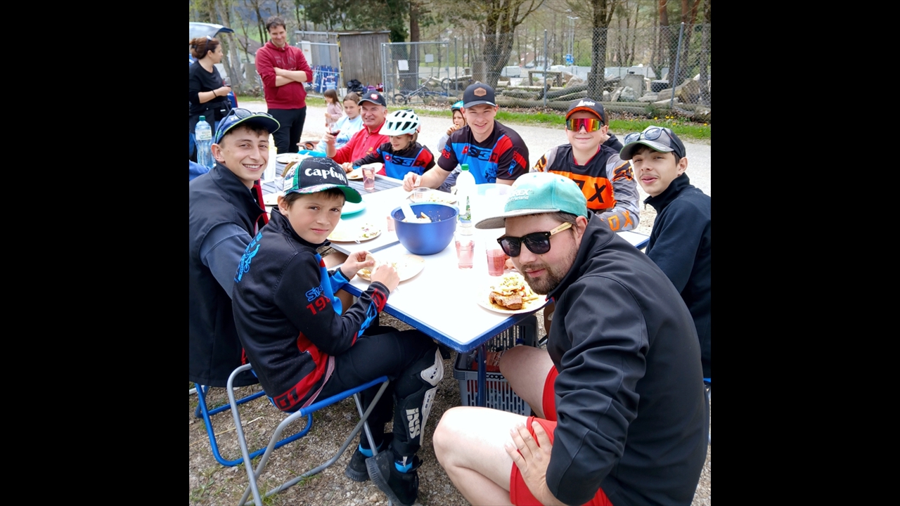 2025-04-22-24_camp-velo-Bevilard_belle-tablee_Merci-les-Von-Gunten_web