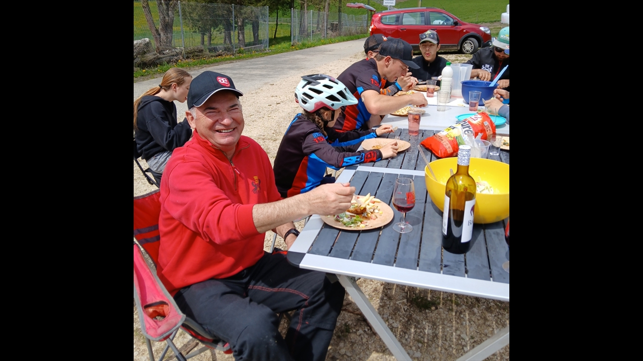 2025-04-22-24_camp-velo-Bevilard_un-entraineur-heureux_web