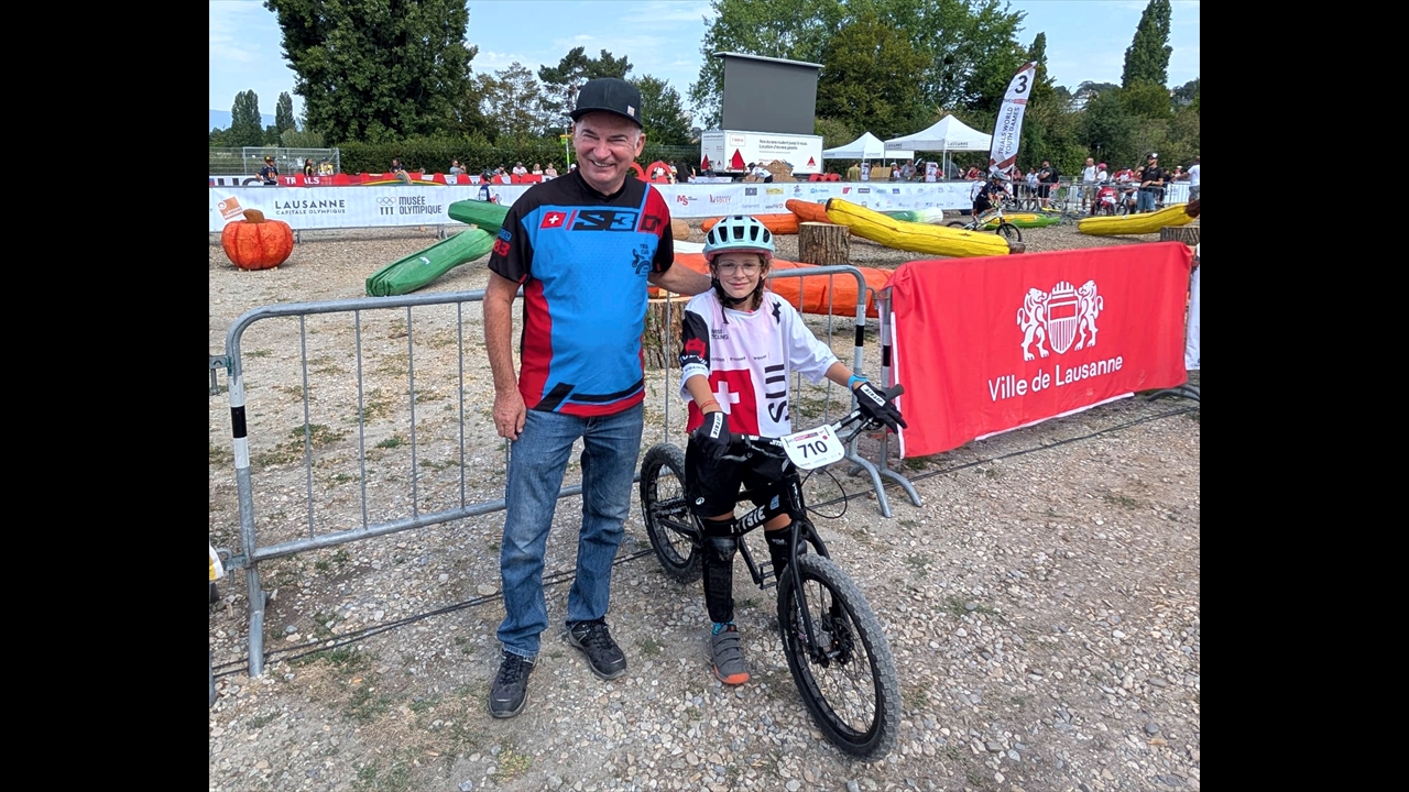 2026-07-26_Velo-JMJ-Lausanne_Coline_et-Rene_coach