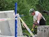 Brian, un "grand" pied pour tirer le v&eacute;lo sur l'obstacle (photo Jean P.)