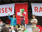 le podium des "Poussins" avec 2&egrave;me Theo Benosmane et 3&egrave;me Kousma Rehacek (photo Jean P.) 