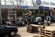 29 mars : d&eacute;monstration Trial v&eacute;lo et moto &agrave; Marly au garage Emil Frey, Arthur en action