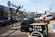 Brian, un peu de v&eacute;lo avec les bottes de moto !