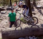 Thierry teste le saut lat&eacute;ral sous la surveillance attentive de Jean-Daniel (photo: Martine)