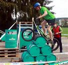 Romain sur la pyramide de tonneaux Motorex