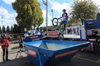 Lo&iuml;c en plein saut, attention les bennes, &ccedil;a glisse