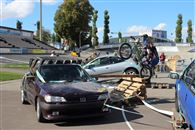 Lo&iuml;c en pleine extension pour passer cette palette