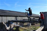 Lo&iuml;c vise les fl&egrave;ches rouges de la cat&eacute;gorie Juniors