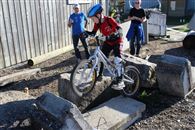 Alec suivi des yeux par Ren&eacute;, en trial chaque pied pos&eacute; est compt&eacute;