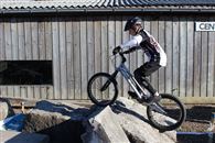 Theo &agrave; l'aise dans ces obstacles