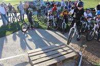 Maxime est observ&eacute; par les copains