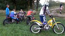l'occasion pour les jeunes de tester la moto (photo: Suzanne A.)