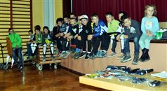 les coureurs sont attentifs pendant les r&eacute;sultats de la journ&eacute;e