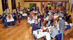 Le soir, fondue &agrave; la grande salle (plus de photos de la soir&eacute;e sous v&eacute;lo)