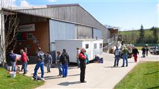 devant la halle, &ccedil;a grouille de personnes
