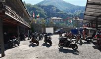 parc de l'h&ocirc;tel, il y a aussi des motards routiers